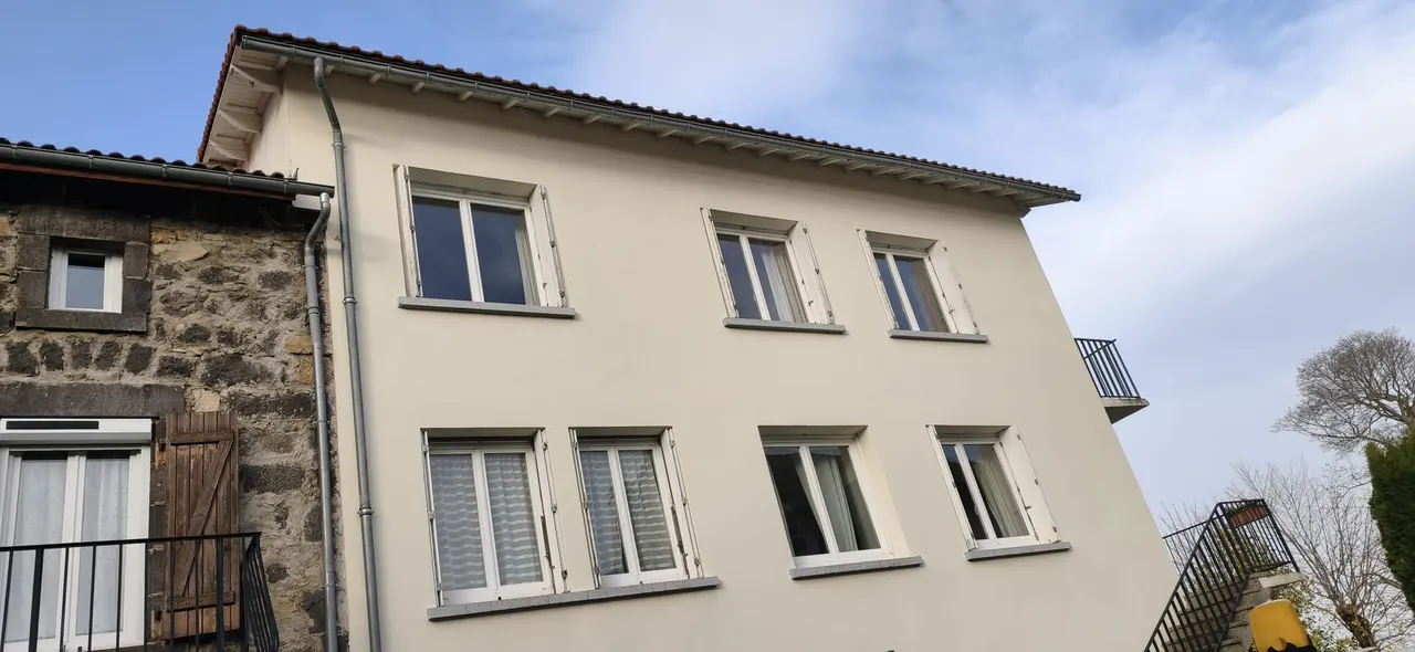 Équipe de couvreurs Toit des Dômes sur chantier (3) — vue d'ensemble