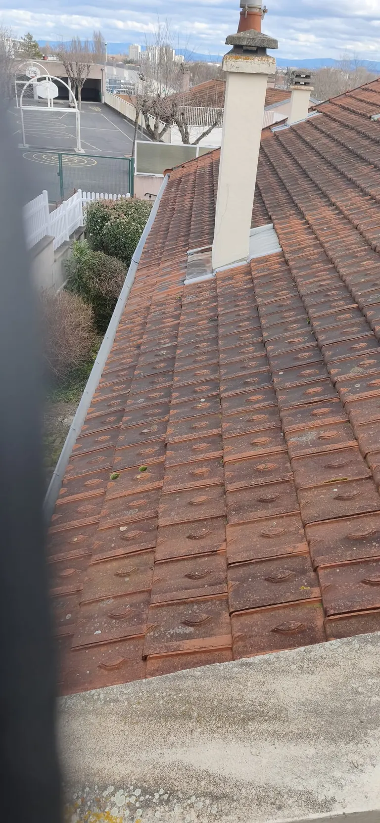 Détail de travaux de couverture par Toit des Dômes (16) — vue rapprochée