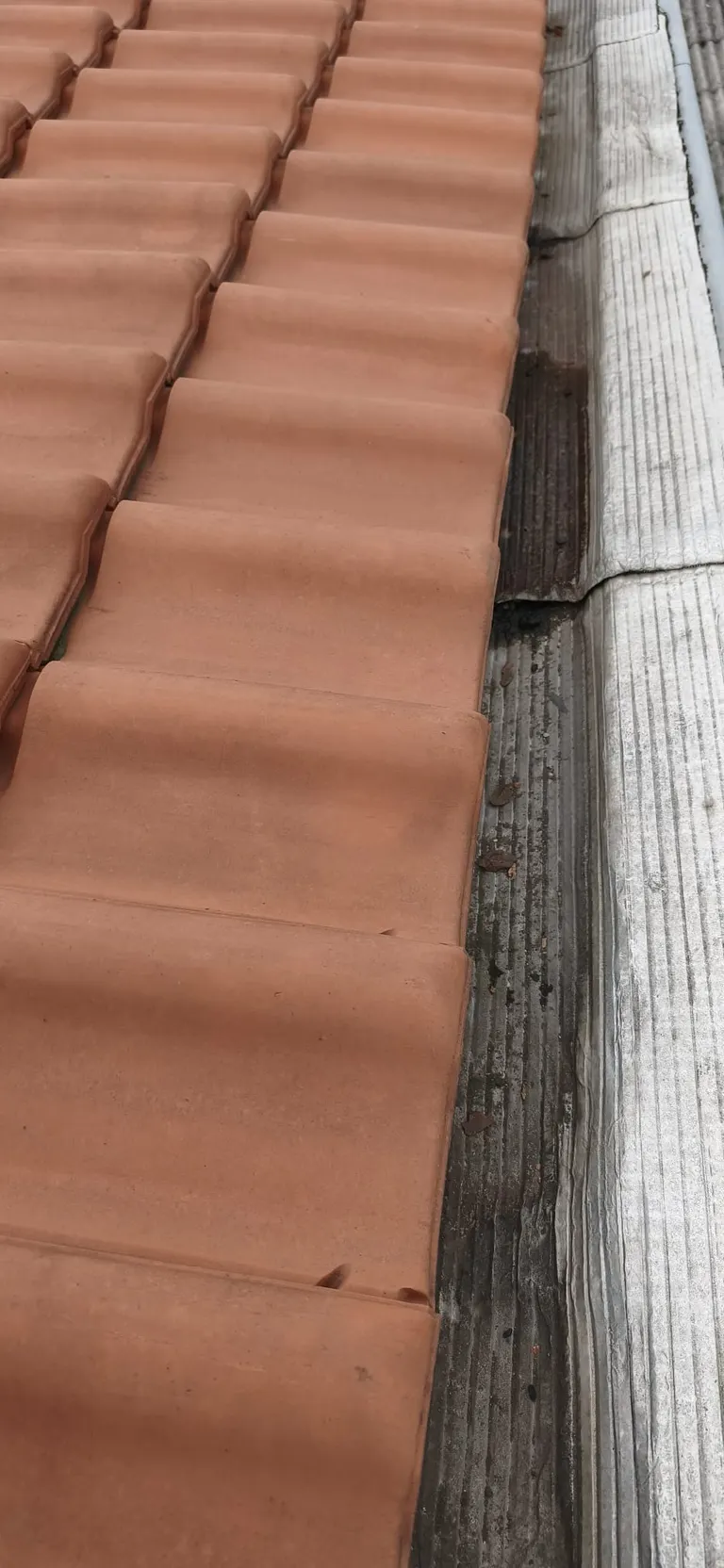 Détail de travaux de couverture par Toit des Dômes (17) — vue rapprochée