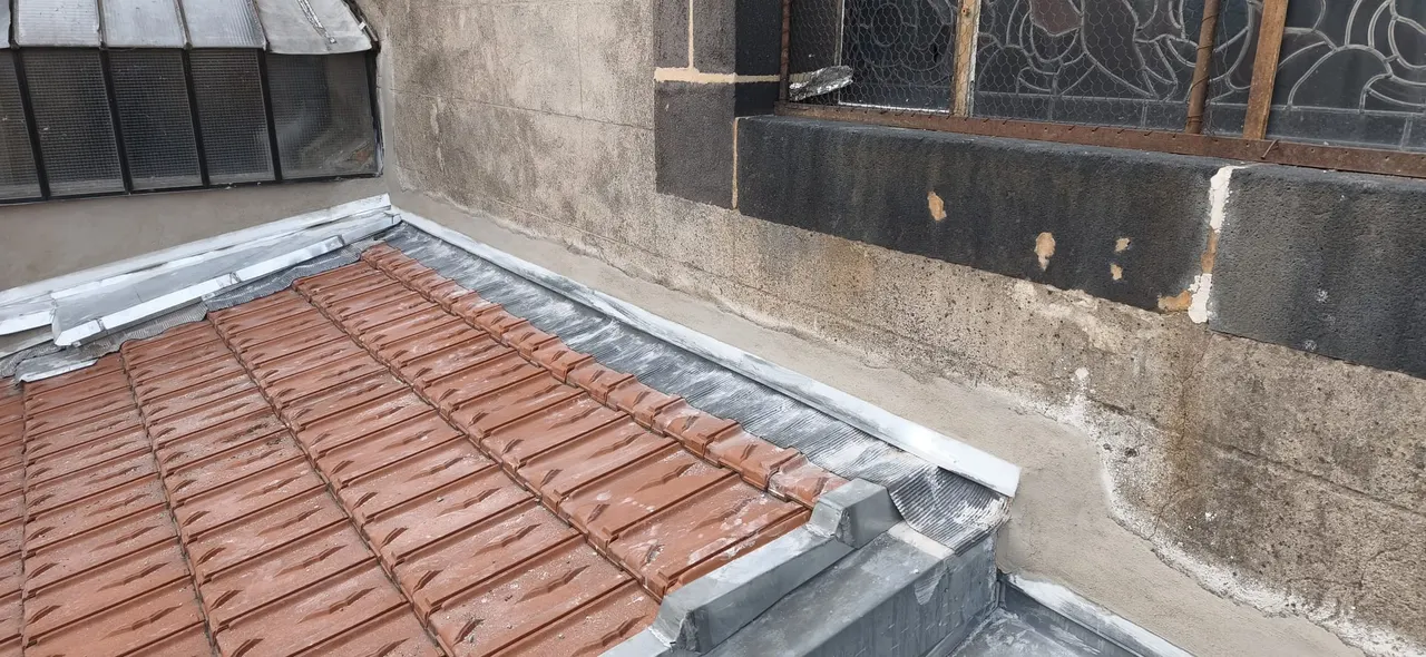 Détail de travaux de couverture par Toit des Dômes (29) — vue d'ensemble