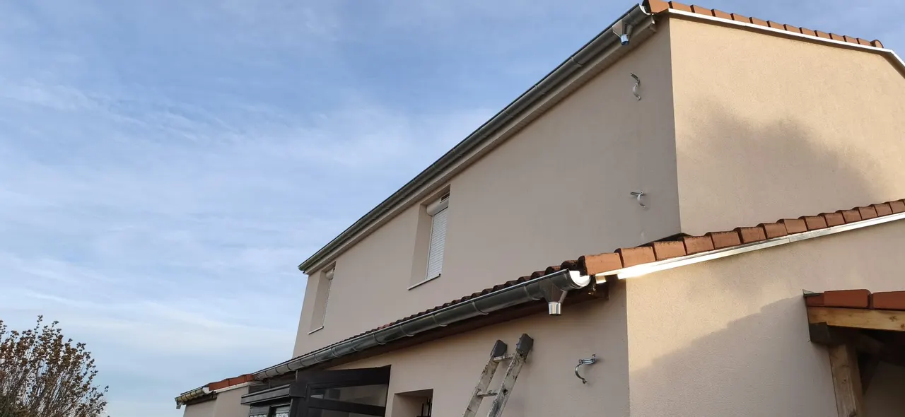 Détail de travaux de couverture par Toit des Dômes (35) — vue d'ensemble