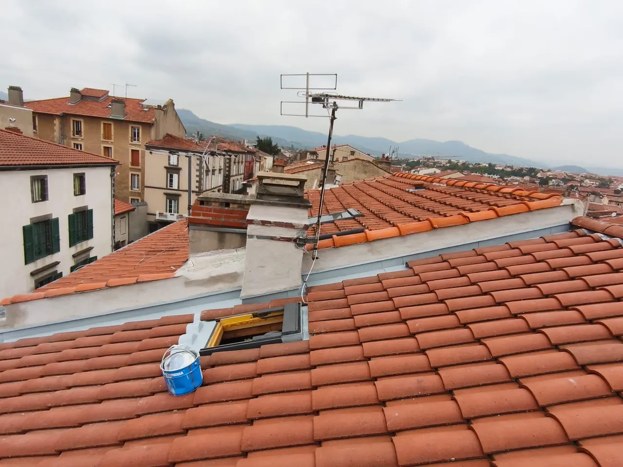 Toiture rénovée par Toit des Dômes à Clermont-Ferrand (8) — vue d'ensemble