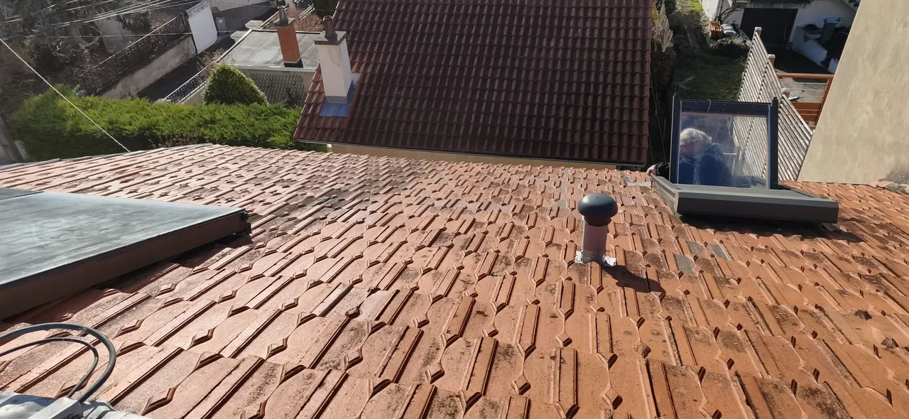 Toiture rénovée par Toit des Dômes à Clermont-Ferrand (50) — vue d'ensemble