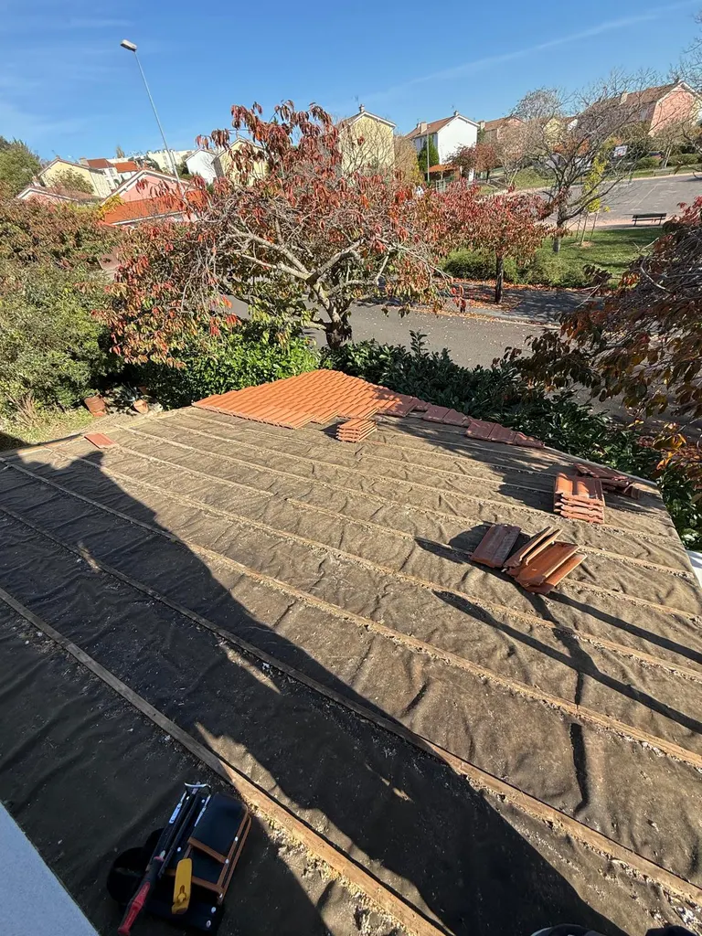 Réparation de toiture en cours par Toit des Dômes (2) — vue rapprochée