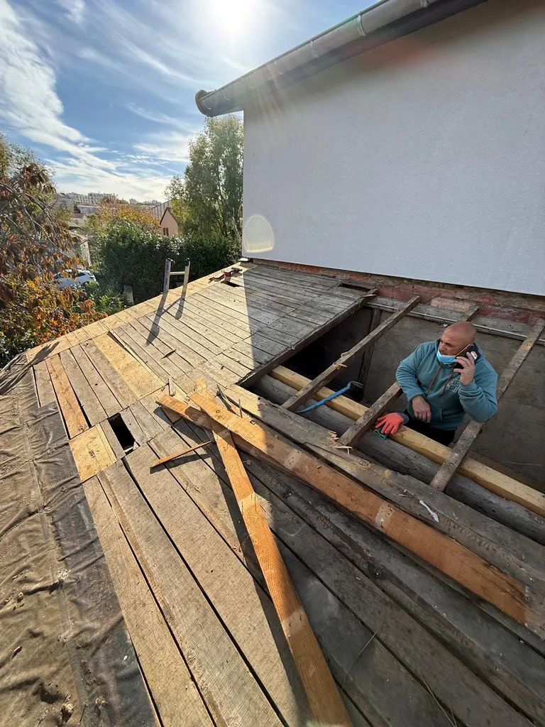 Réparation de toiture en cours par Toit des Dômes (3) — vue rapprochée