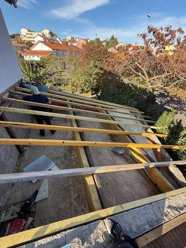 Réparation de toiture en cours par Toit des Dômes (4) — vue rapprochée