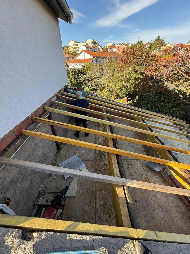 Réparation de toiture en cours par Toit des Dômes (5) — vue rapprochée