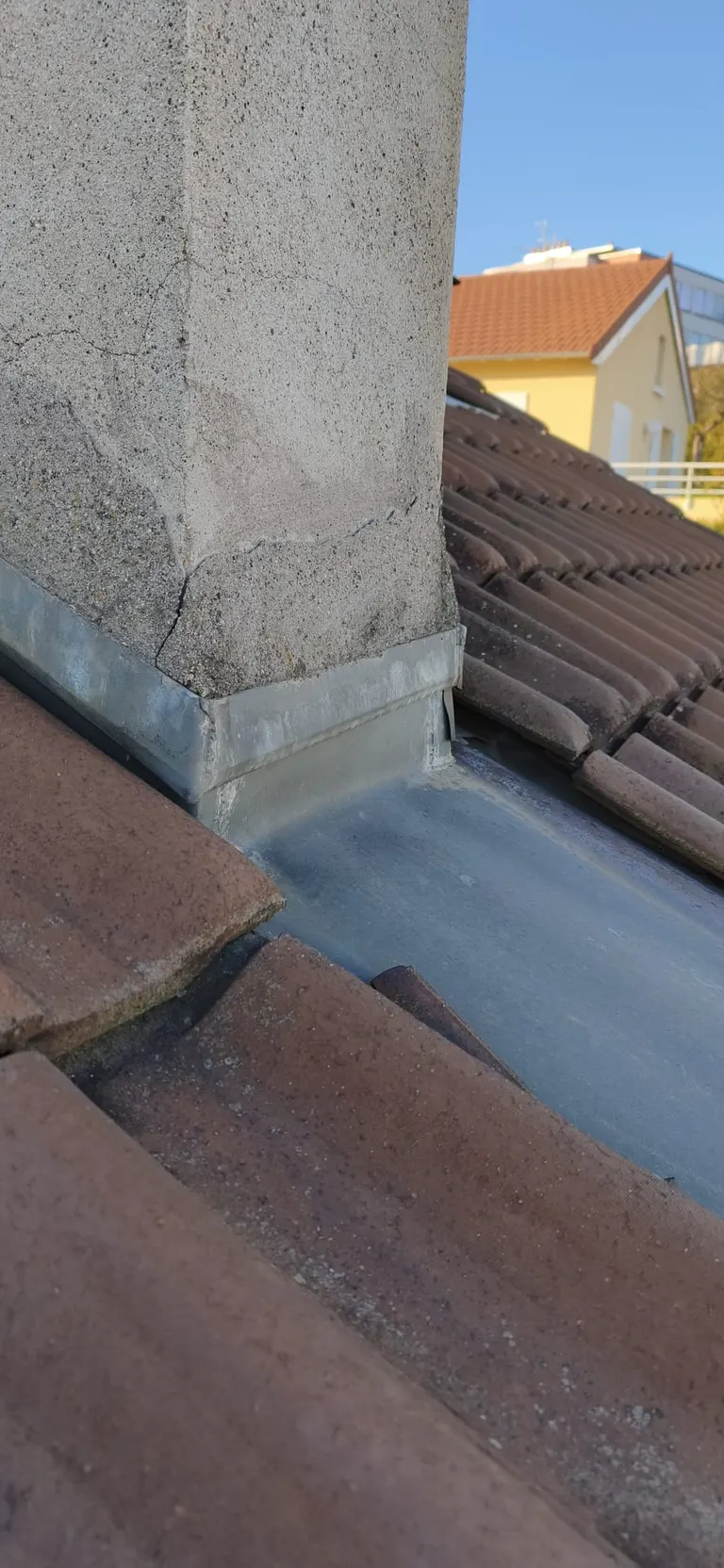 Réparation de toiture en cours par Toit des Dômes (14) — vue rapprochée