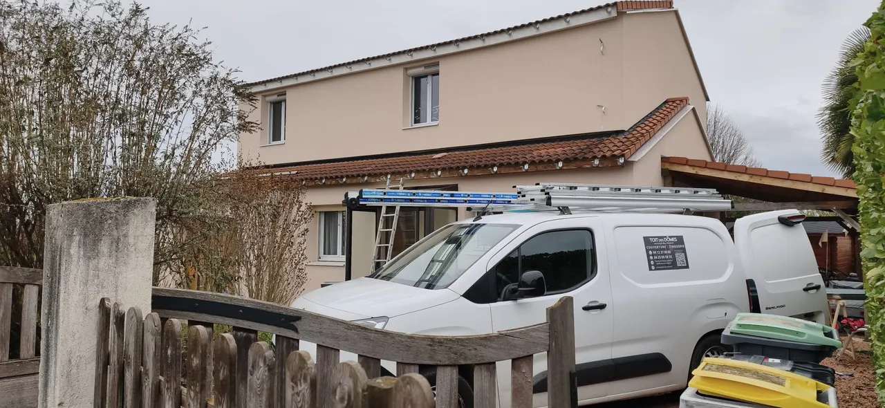 Réparation de toiture en cours par Toit des Dômes (28) — vue d'ensemble