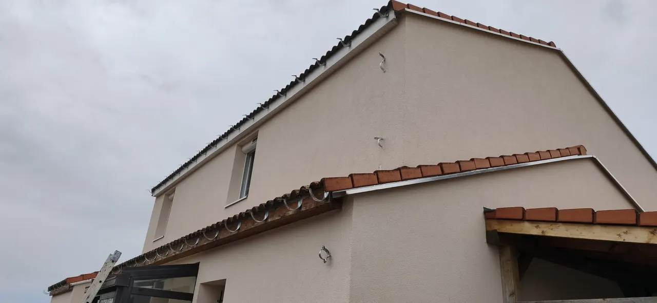 Réparation de toiture en cours par Toit des Dômes (29) — vue d'ensemble