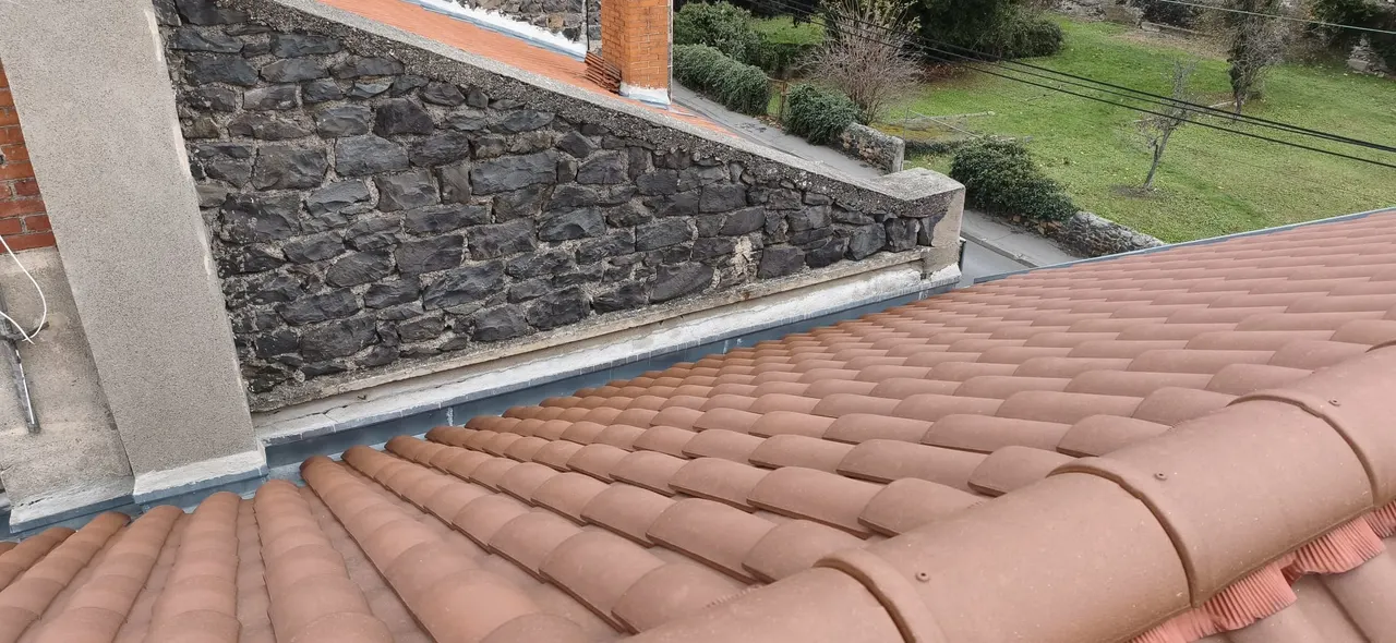 Réparation de toiture en cours par Toit des Dômes (32) — vue d'ensemble