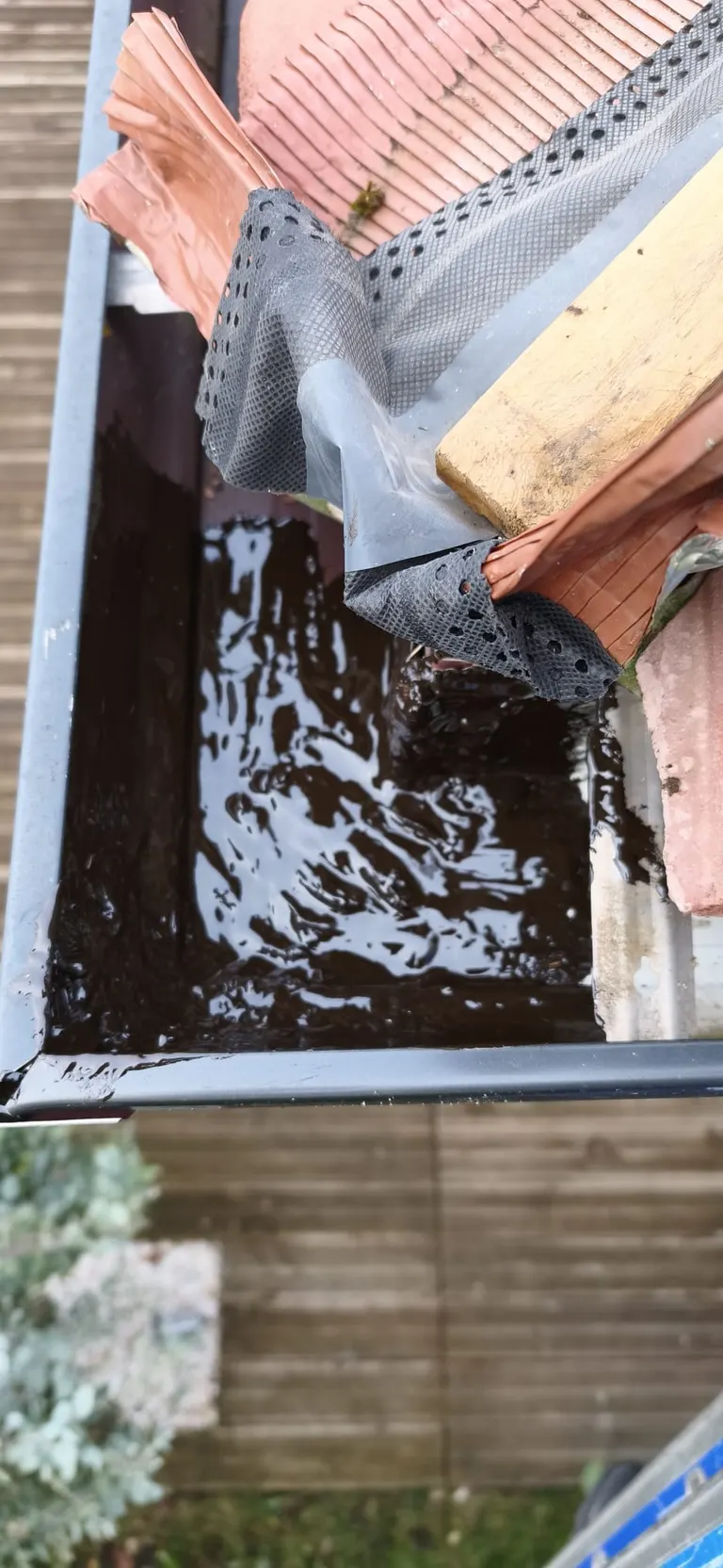 Réparation de toiture en cours par Toit des Dômes (34) — vue rapprochée