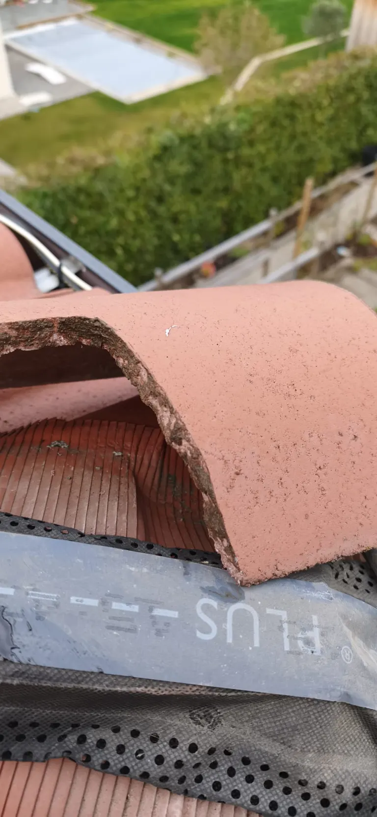 Réparation de toiture en cours par Toit des Dômes (40) — vue rapprochée